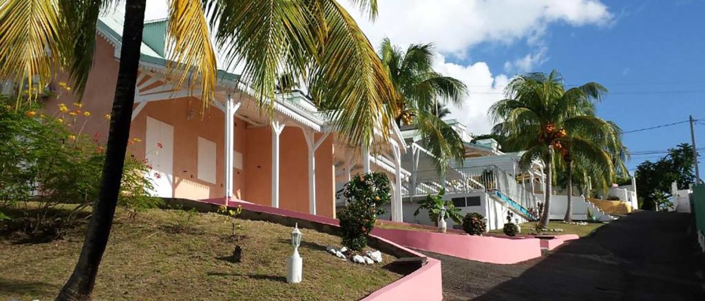 Les Petites Fleurs de Poirier Nos hébergements : locations, Hébergements en Guadeloupe.